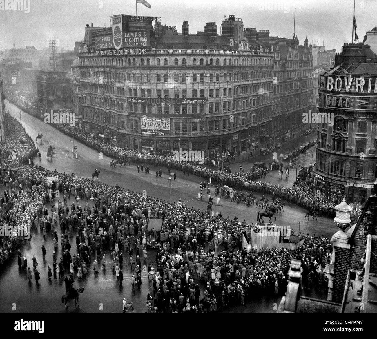 The cortege of the coffin of King George VI passing through the crowd in Trafalgar Square on it's way to Westminster Hall to lie in state. Stock Photo