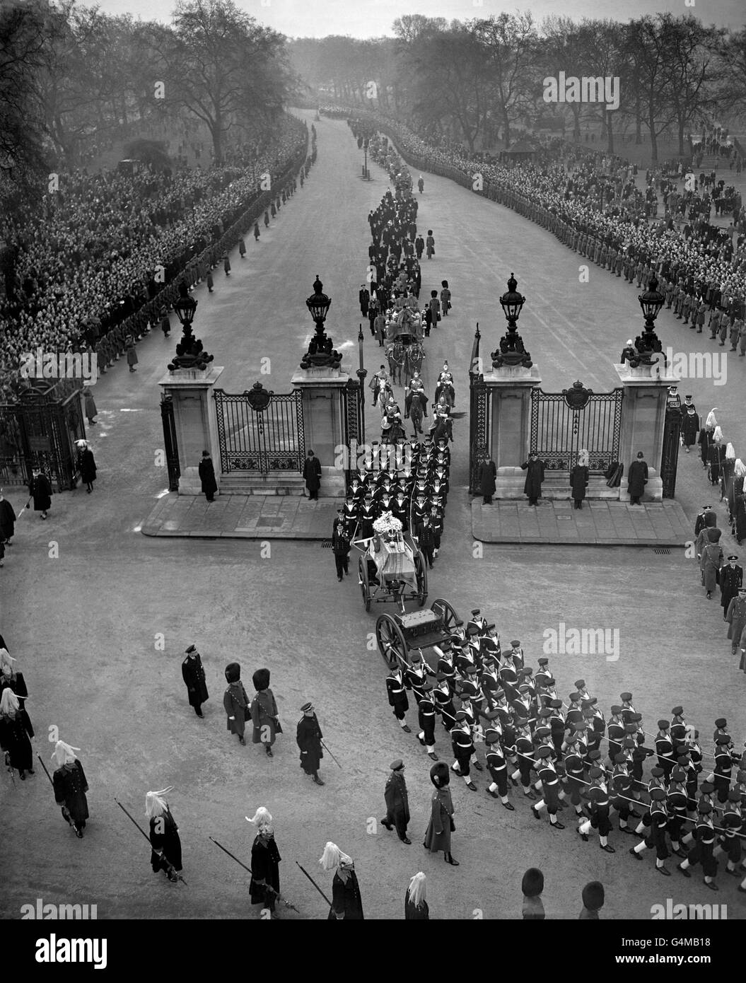 The funeral cortege of King George VI passing through the Royal Gate as it emerges from the East Carriage Drive to cross Marble Arch and enter Edgware Road. Stock Photo