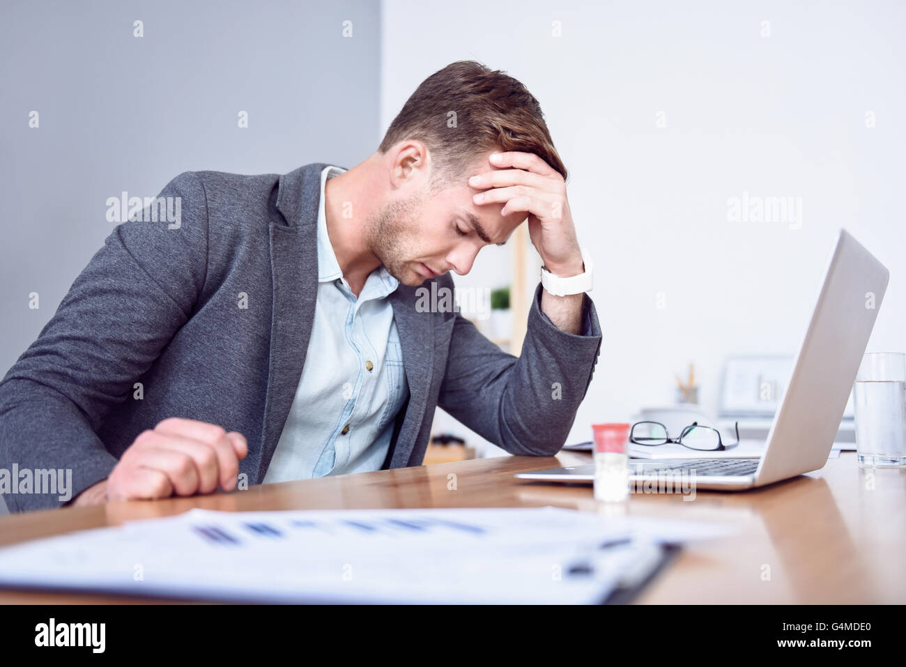 Парень в офисе. Мужчина в офисе. Завал на работе карикатура. He is hard working man. Работающий человек рисунок.