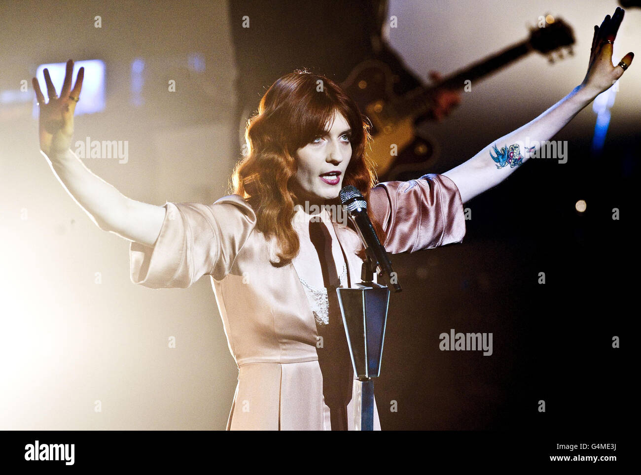 Florence the machine call me. Флоренс Уэлч. Флоренс энд зе машин группа. Флоренс Уэлч Эстетика. Флоренс энд зе машин солистка. Florence the machine call me. Флоренс Уэлч. Флоренс энд зе машин группа. Флоренс Уэлч Эстетика. Флоренс энд зе машин солистка.