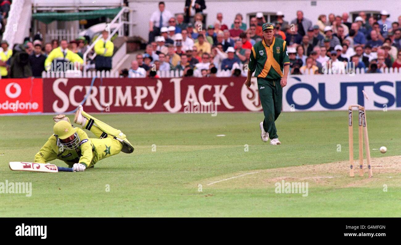 Ijaz Ahmed of Pakistan can only look across at the stumps as he is runout as Pakistan play South Africa in the Super Six Cricket World Cup at Trent Bridge, Nottingham. Stock Photo