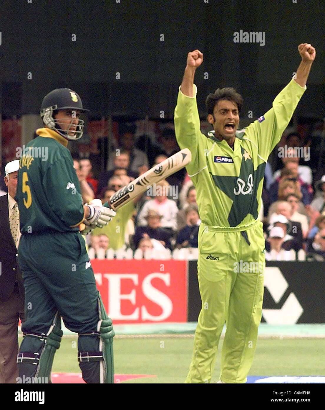 South African Cricket Captain Hanse Cronje looses his wicket to Pakistan fast bowler Shoaib Akhtar (celebrating) in their Super Six Cricket World Cup Match at Trent Bridge, Nottingham. Stock Photo