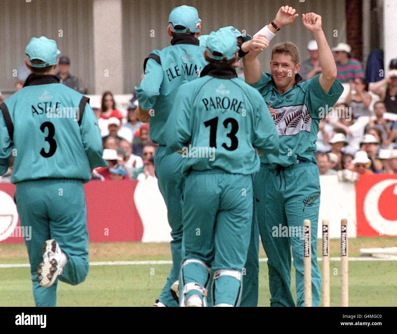 Geoff Allott of New Zealand (right) is congratulated by his team-mates after taking the wicket from Zimbabwe's Neil Johnson, in the Super Six Cricket World Cup Match at Headingley, Leeds. Stock Photo
