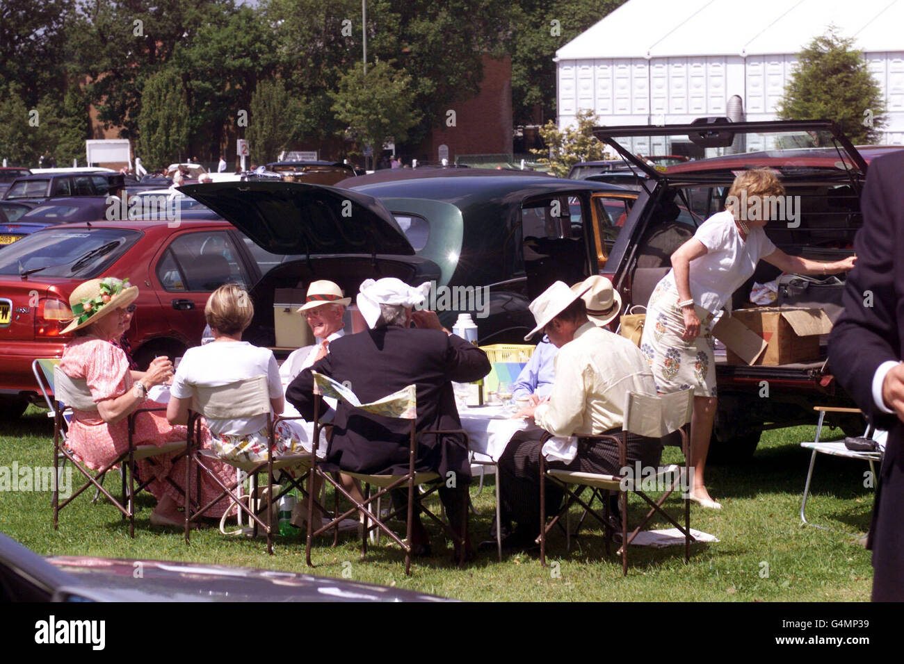 Punters enjoy a picnic in the carpark of Ascot race course on the second  day of the Royal race meeting Stock Photo - Alamy