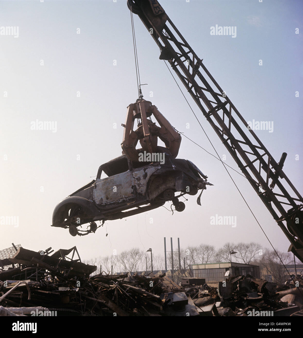 Motoring - Scrapped Cars Feature - Waltham Cross, Hertfordshire. A scrapped car is picked up ready for crushing at Waltham Cross scrap yard, Hertfordshire Stock Photo
