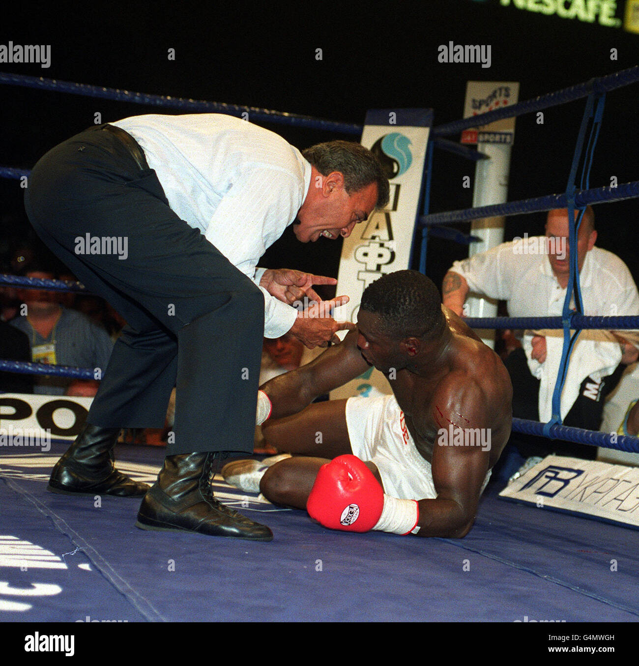 Boxing referee counting hires stock photography and images Alamy