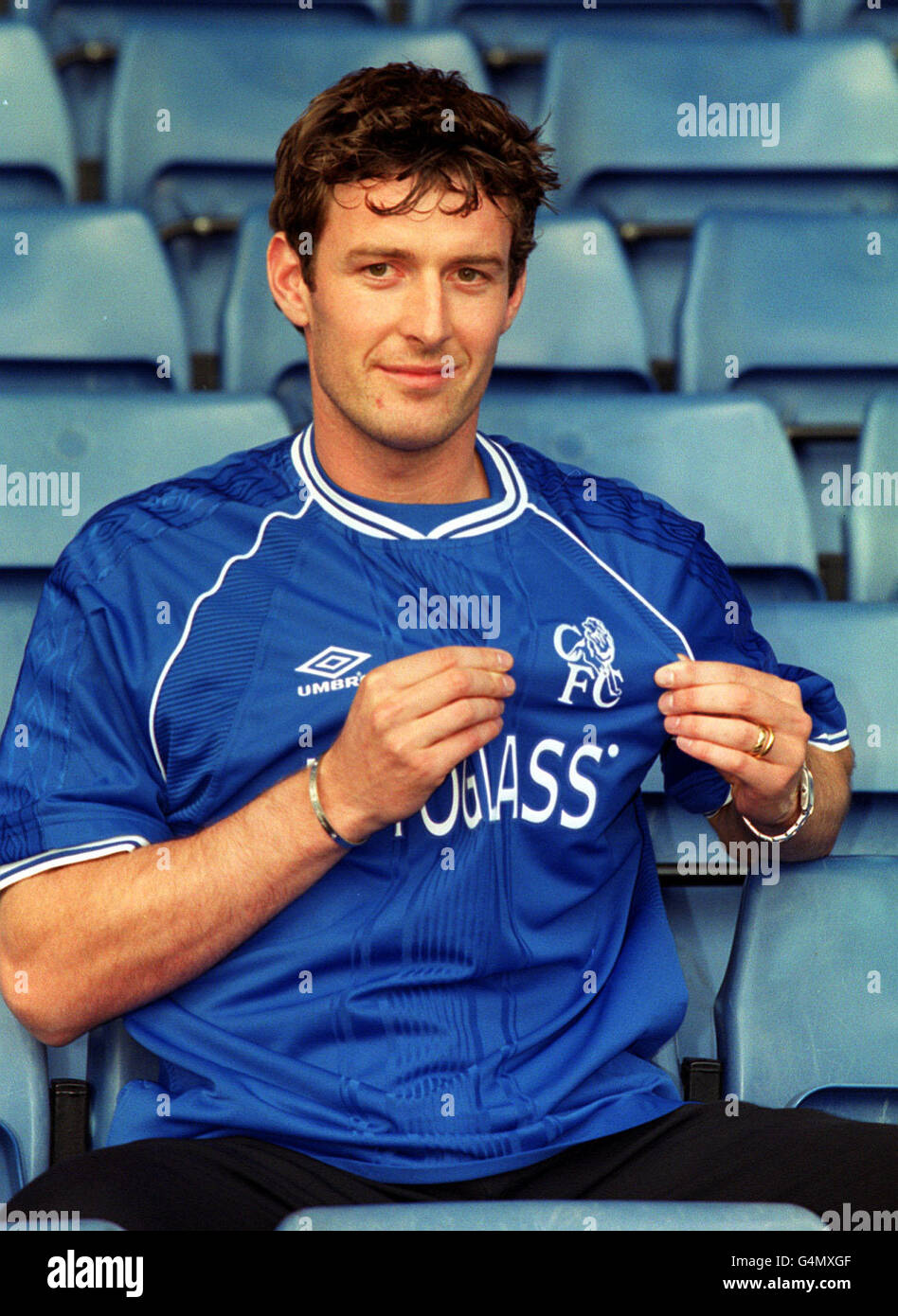 Chelsea fc chris sutton signs hi-res stock photography and images - Alamy