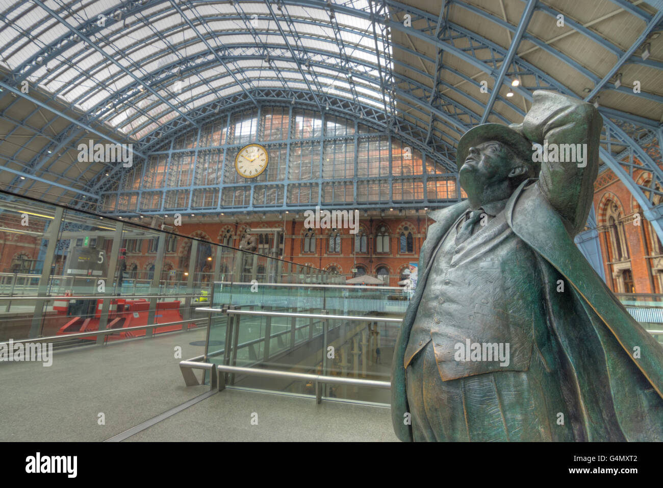 St Pancras Station,   statue of John Betjeman Stock Photo