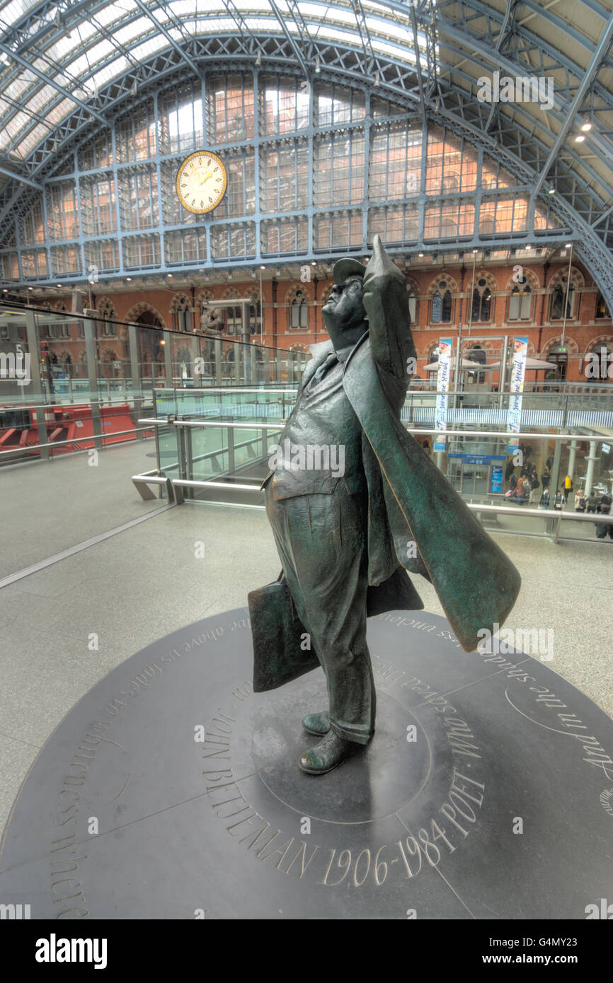 St Pancras Station,   statue of John Betjeman Stock Photo