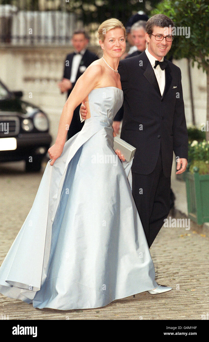 Lady Helen and husband Tim Taylor arrive at Bridgewater House in Victoria, London, for the gala ball two days before the Greek royal wedding between Princess Alexia, the daughter of King Constantine, the former King of Greece, and Carlos Morales Quintana. * Wedding date - Friday, July 9, 1999. Stock Photo