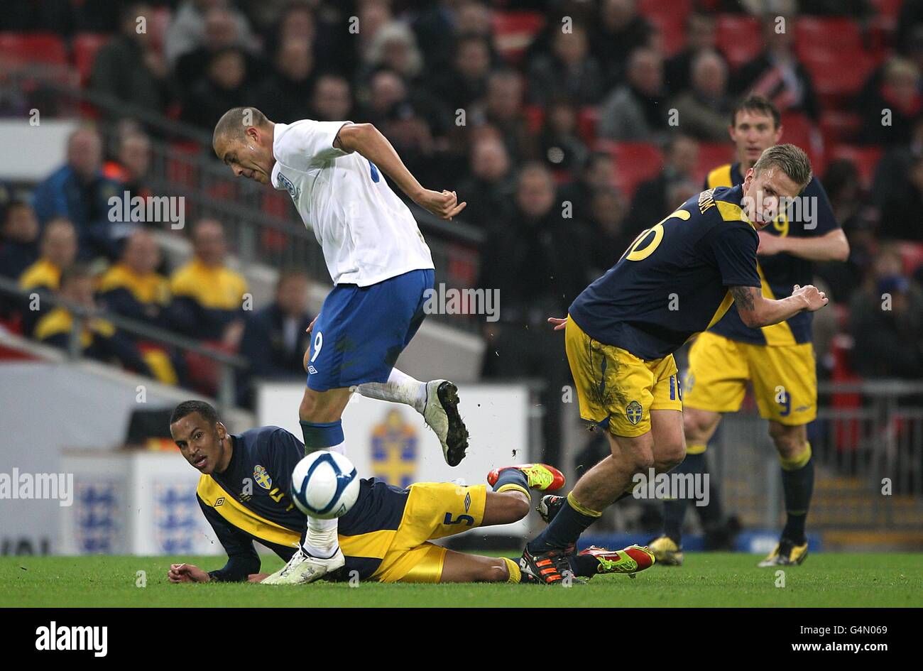 Soccer - International Friendly - England v Sweden - Wembley Stadium. England's Bobby Zamora battles for the ball with Sweden's Martin Olsson (on floor) and Pontus Wernbloom (right) Stock Photo