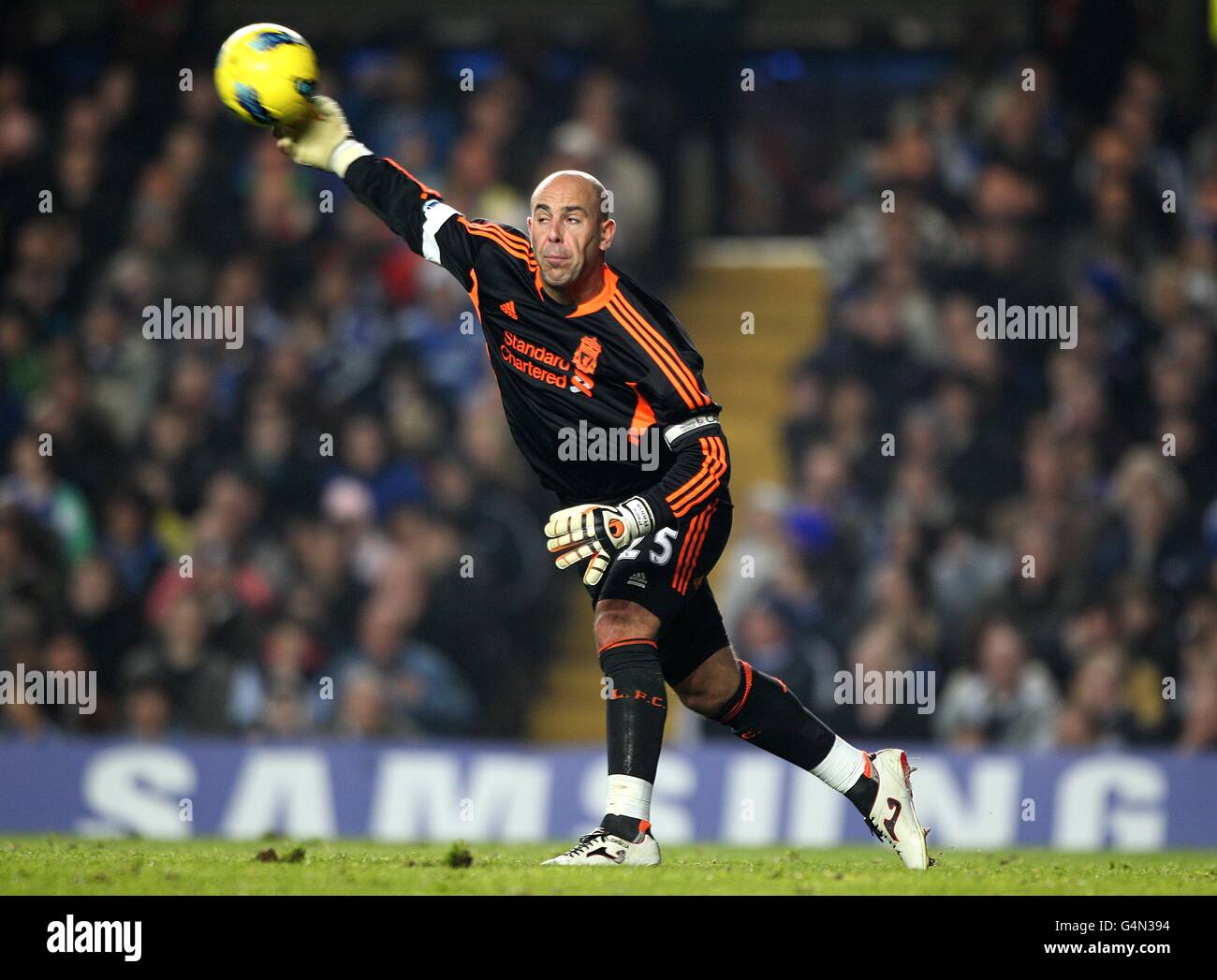 Soccer - Barclays Premier League - Chelsea v Liverpool - Stamford Bridge. Jose Reina, Liverpool goalkeeper Stock Photo