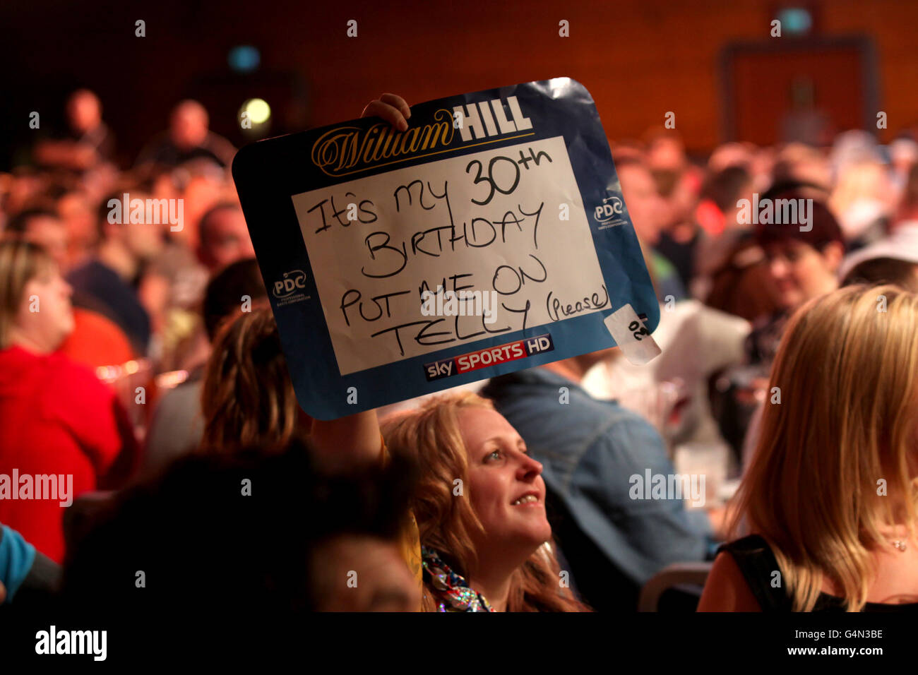 Darts on tv hi-res stock photography and images - Alamy
