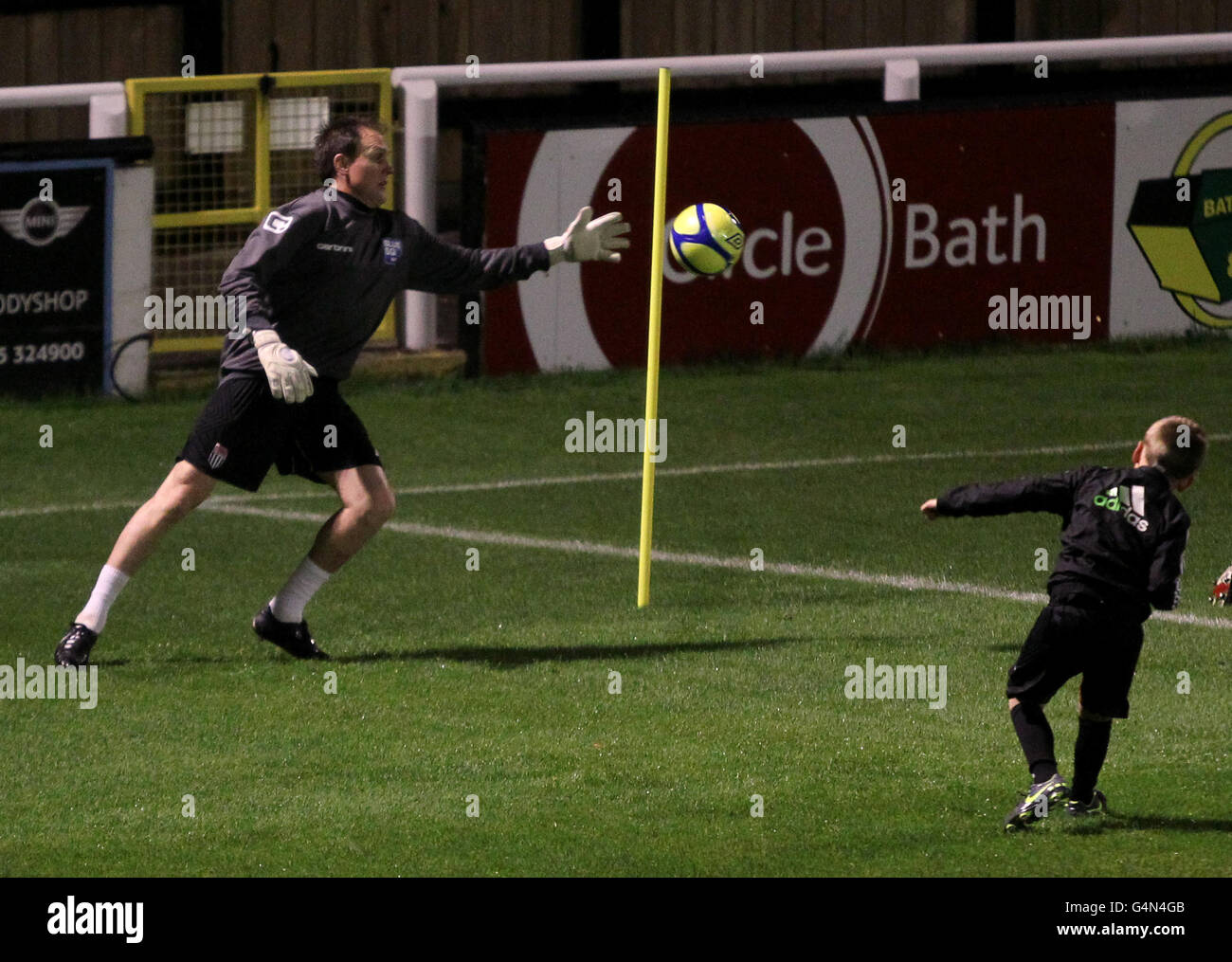 Dagenham and redbridge goalkeeper hi-res stock photography and images ...