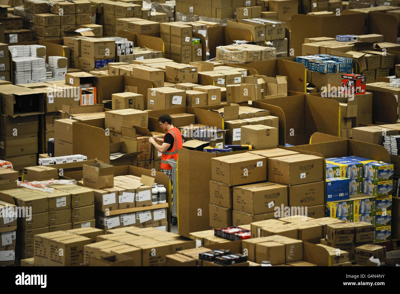 куча коробок на складе. яркий пакет. много товаров. покупатель. приемка товара.