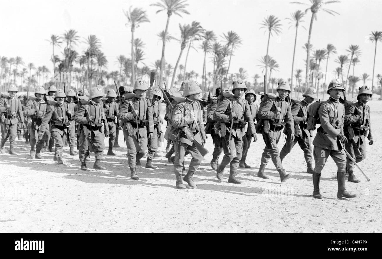 Italian infantry march through the desert near Tripoli, Libya, during the First World War. Stock Photo