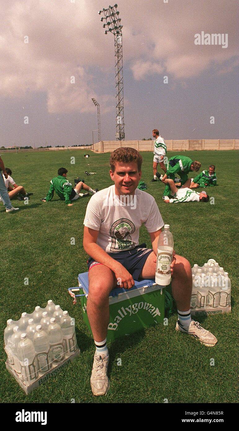 EIRE FOOTBALL TEAM TRAINING IN MALTA AND THE WATERBOY MARK FENNELLY FROM THE BALLYGOWAN SPRING WATER COMPANY WHO SUPPLIES THE PLAYERS WITH WATER. Stock Photo