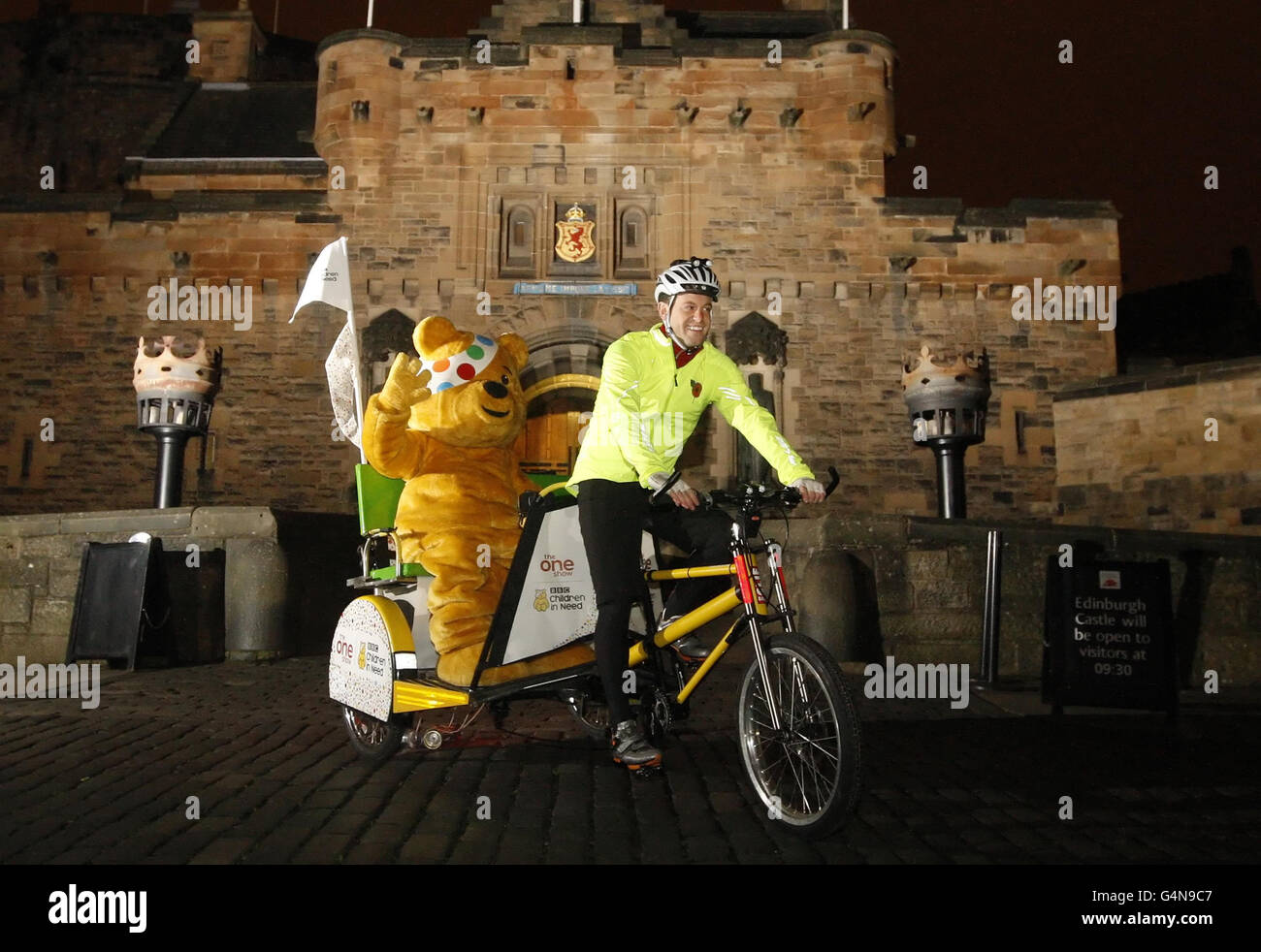 One Show presenter Matt Baker starts his Children in Need rickshaw challenge from Edinburgh Castle in Scotland. Stock Photo