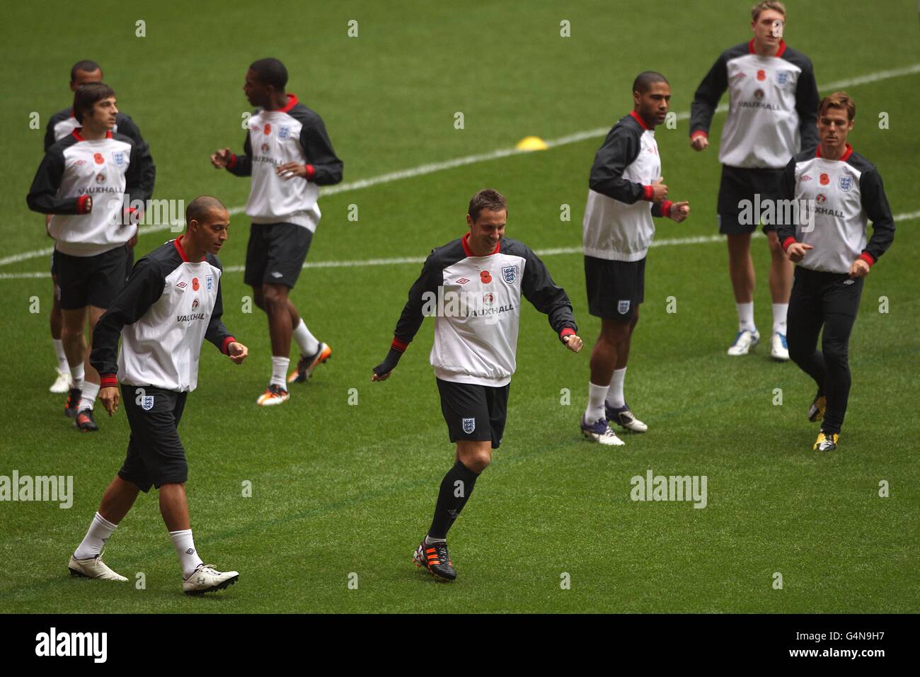 Soccer - International Friendly - England v Spain - England Training Session and Press Conference - Wembley Stadium. England's Phil Jagielka (centre), Bobby Zamora (left) and the rest of the squad wear poppies during the training session Stock Photo