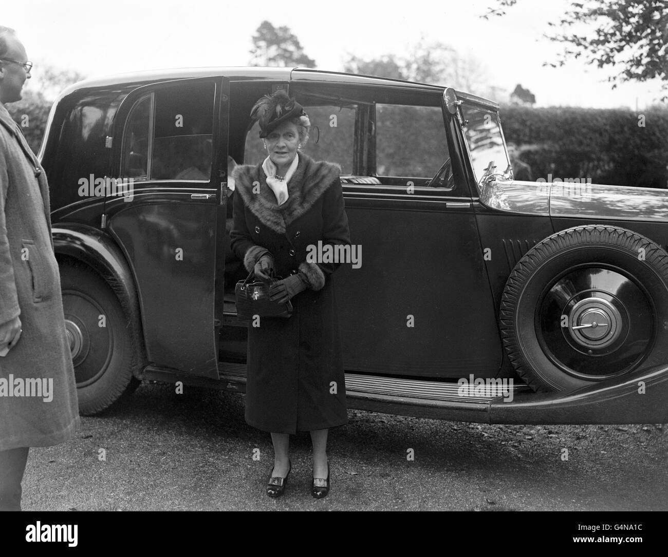 Viscountess Astor arrives at playwright George Bernard Shaw's home in Hertfordshire following his death this morning Stock Photo