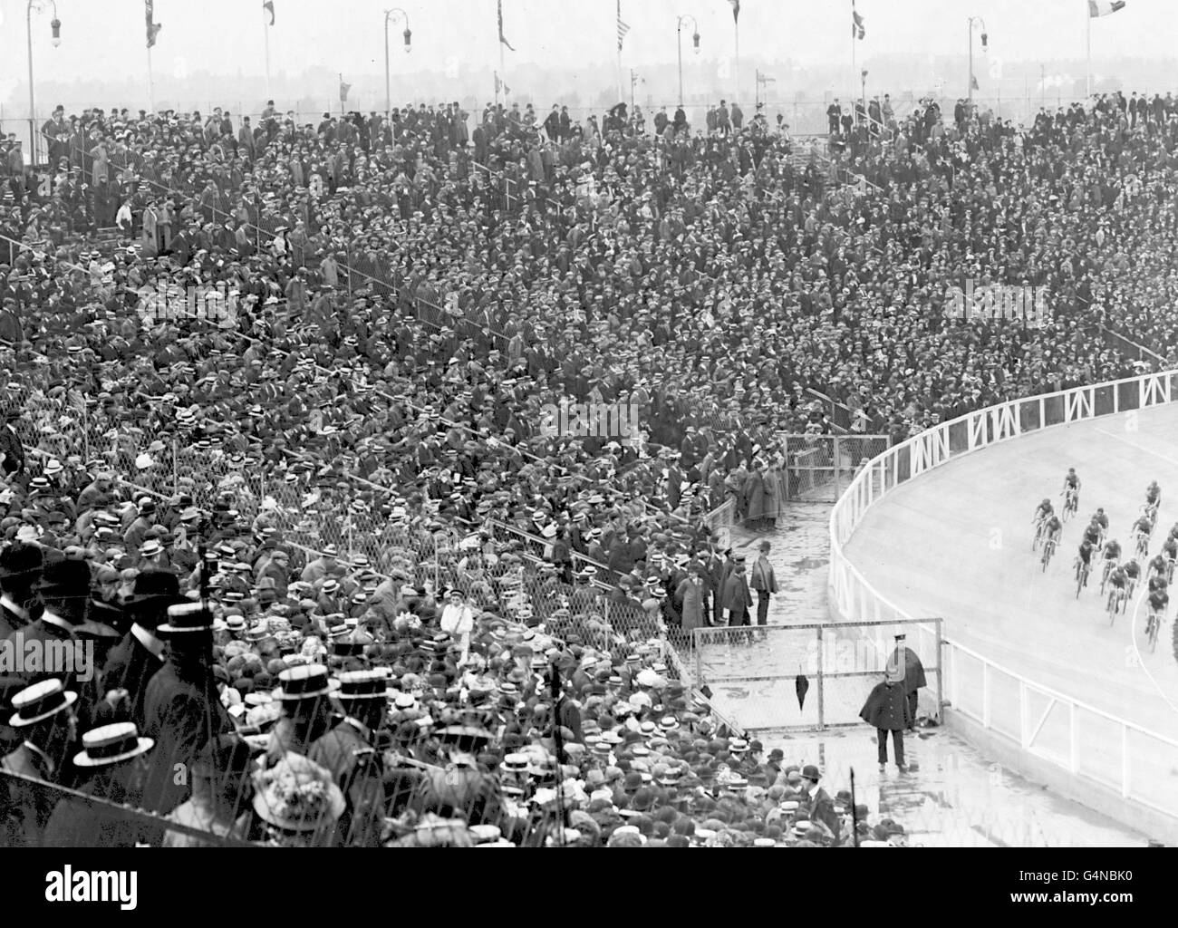1908: The crowd watching the 100 kilometres cycle race at the 1908 Olympics in London. Stock Photo