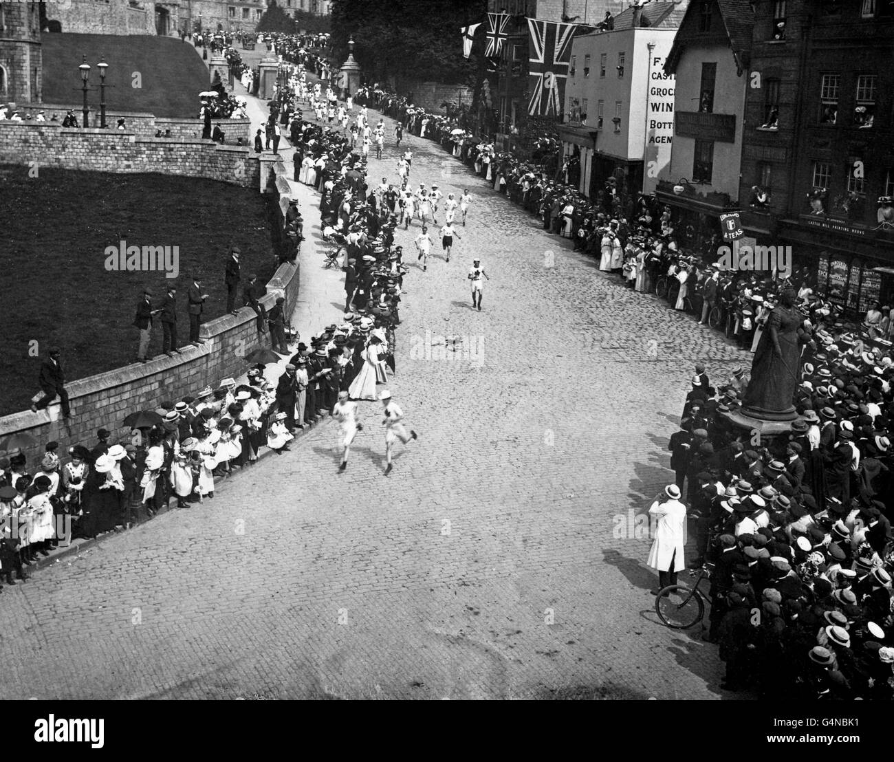 1908 OLYMPIC GAMES: The commencement of the 1908 London Olympics Marathon at Windsor Castle Stock Photo