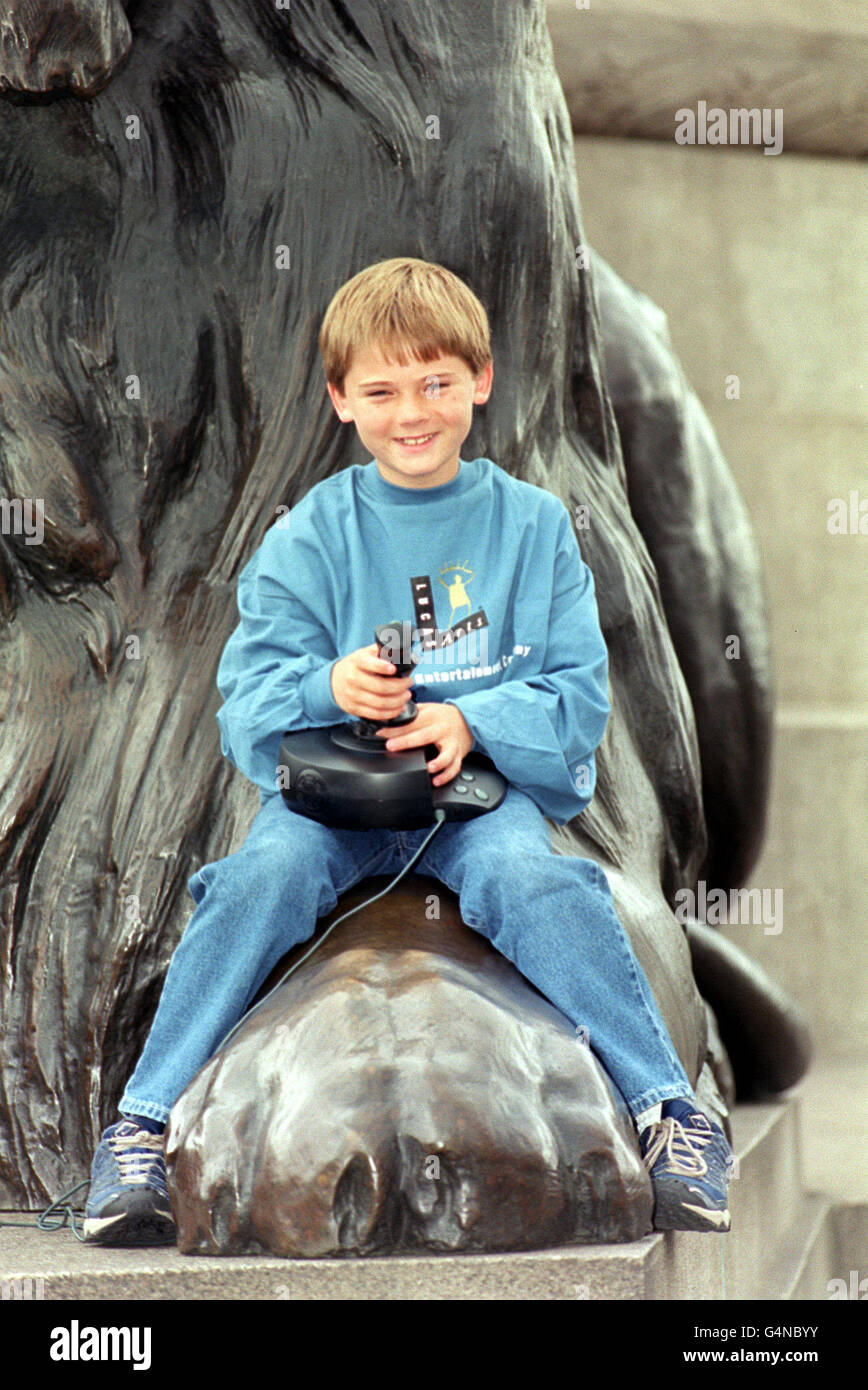 Young actor Jake Lloyd, who plays Anakin Skywalker (who grows up to be Darth Vader) in Star Wars Episode 1: The Phantom Menace, at a photocall in Trafalgar Square, London, to promote the Star Wars video games and film. Stock Photo