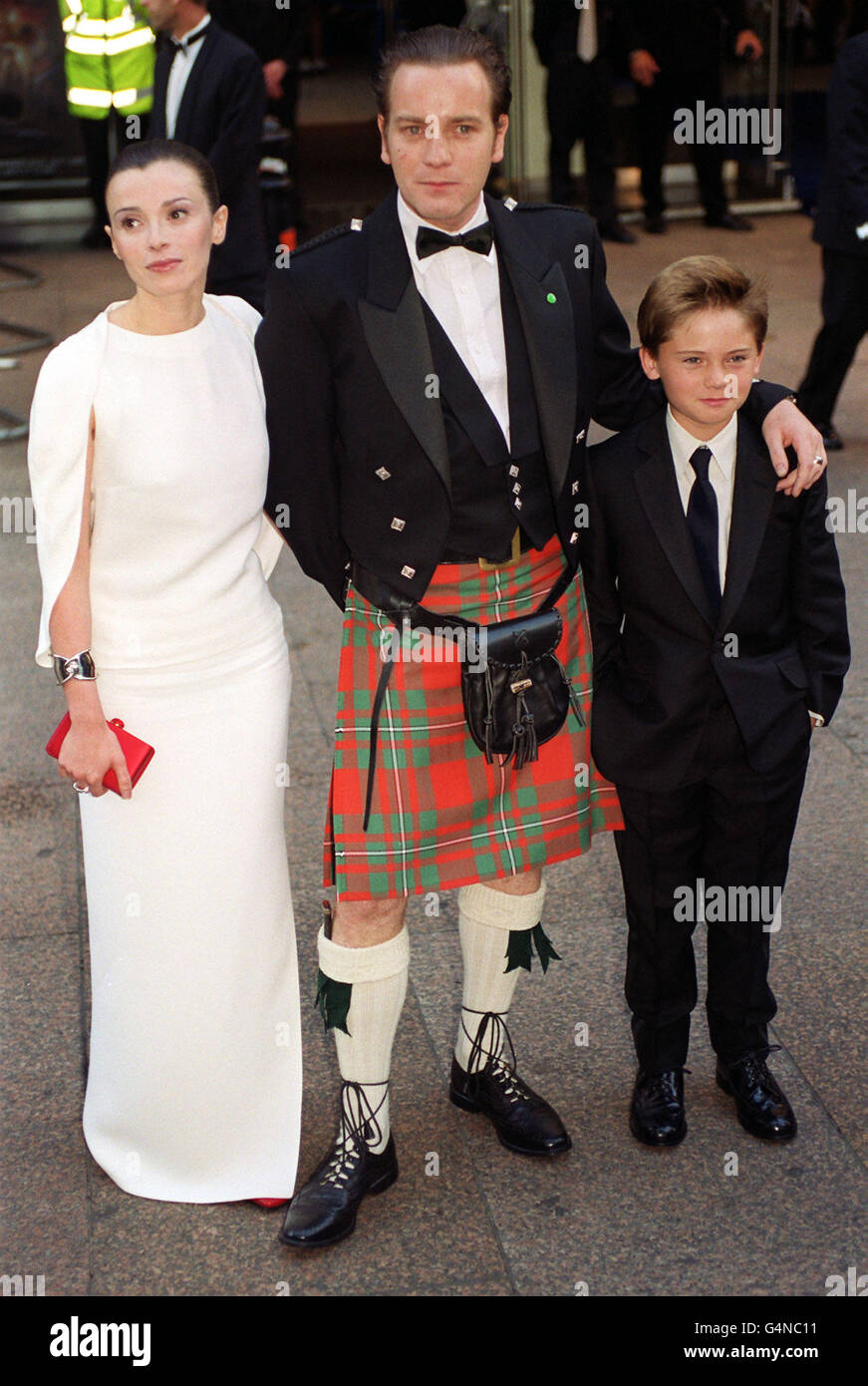 Actor Ewan McGregor (centre), who plays Obi-Wan Kenobi, and his wife Eve, and young actor Jake Lloyd, who plays Anakin Skywalker, at the Royal Premiere of Star Wars: Episode 1, The Phantom Menace at Leicester Square, London. Stock Photo