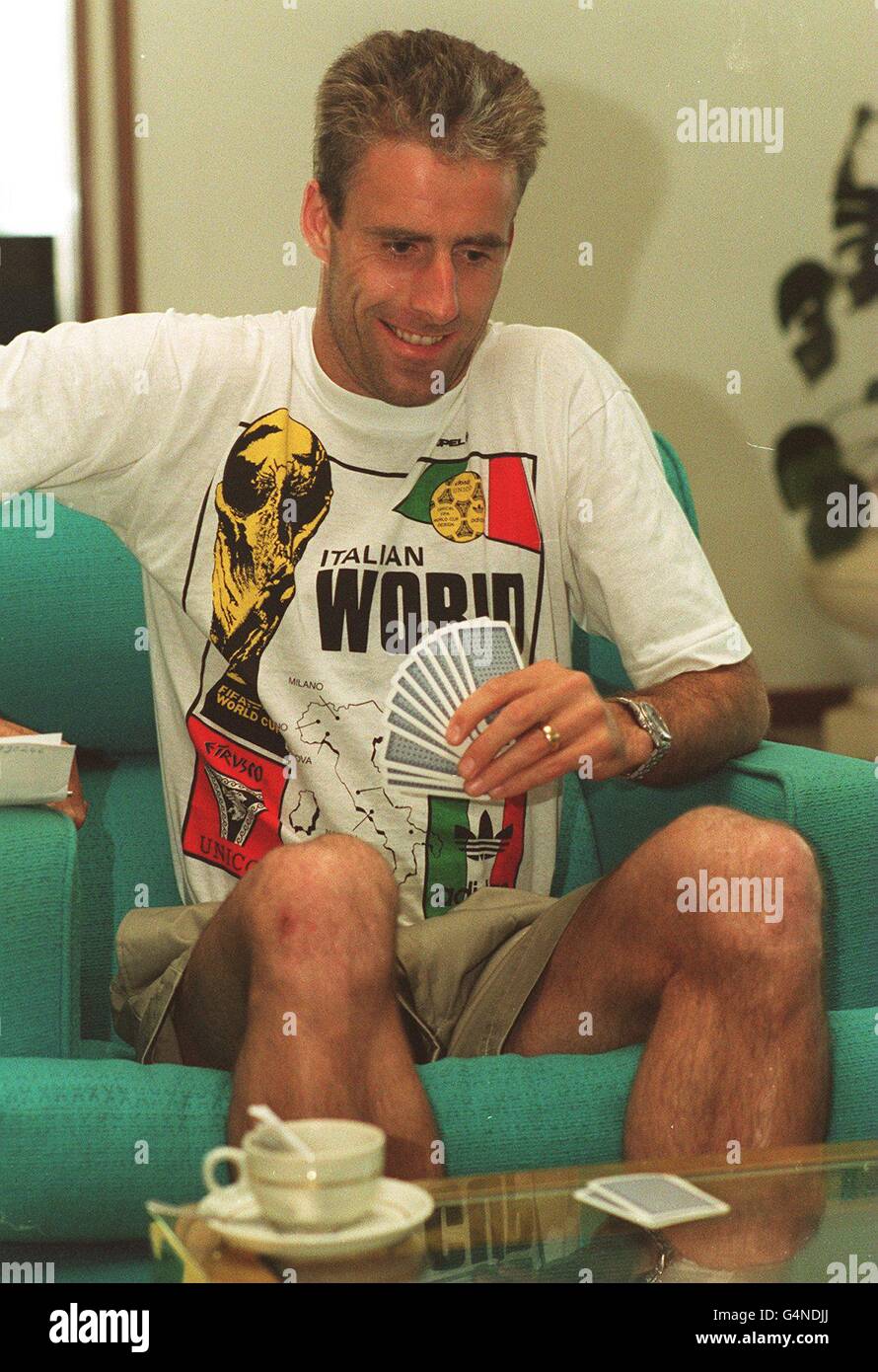 Ireland's Mick McCarthy acclimatised for the 1990 World Cup by playing cards Stock Photo