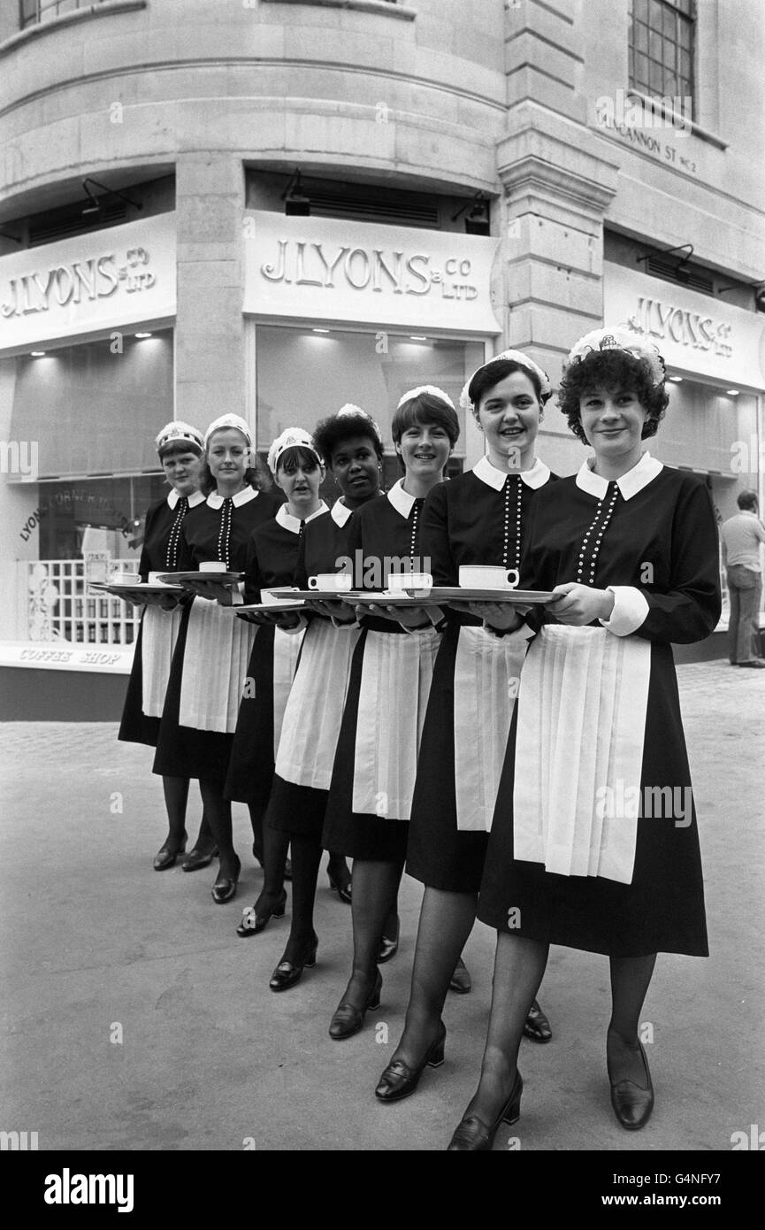 London Scenes Lyons Corner House 1981 Stock Photo Alamy