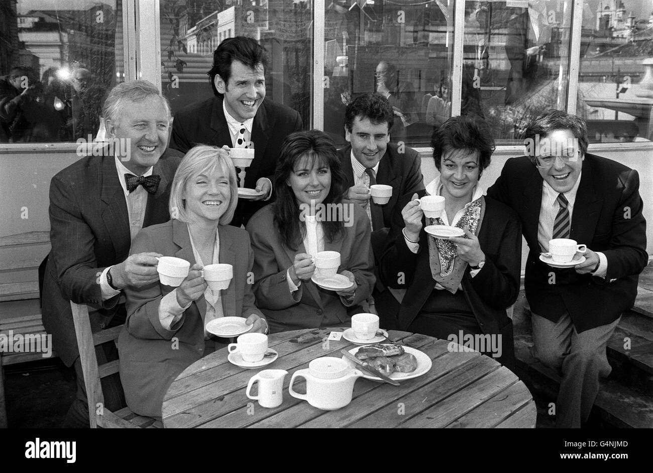 Channel 4 breakfast television presenters enjoy a cup of tea in London's Covent Garden. From left to right: Michael Nicholson, Carol Barnes, Garry Rice, Debbie Greenwood, Dermot Murnaghan, Susannah Simons and Richard Whiteley Stock Photo