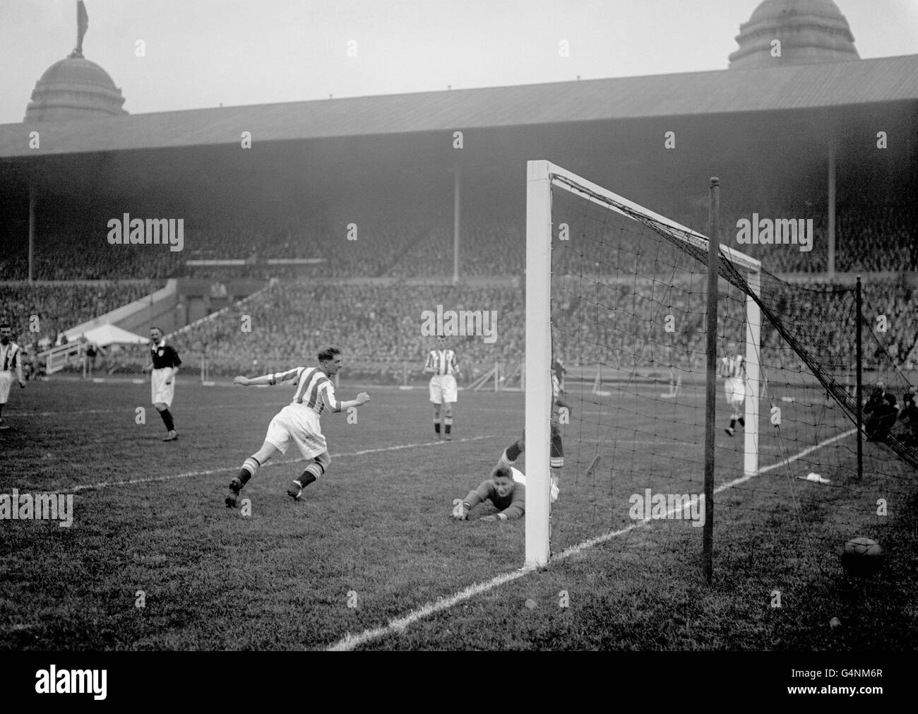 Cup final 1930 hi-res stock photography and images - Alamy