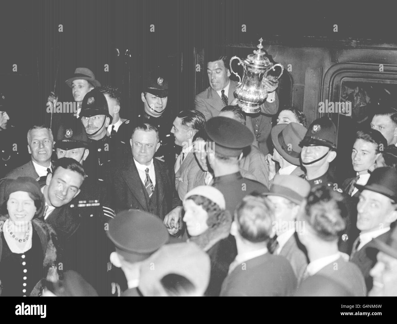The Everton Football team who defeated Manchester City at Wembley returning home to Liverpool. 'Dixie' Dean, the Everton captain, in the carriage window at Euston with the FA Cup. Stock Photo