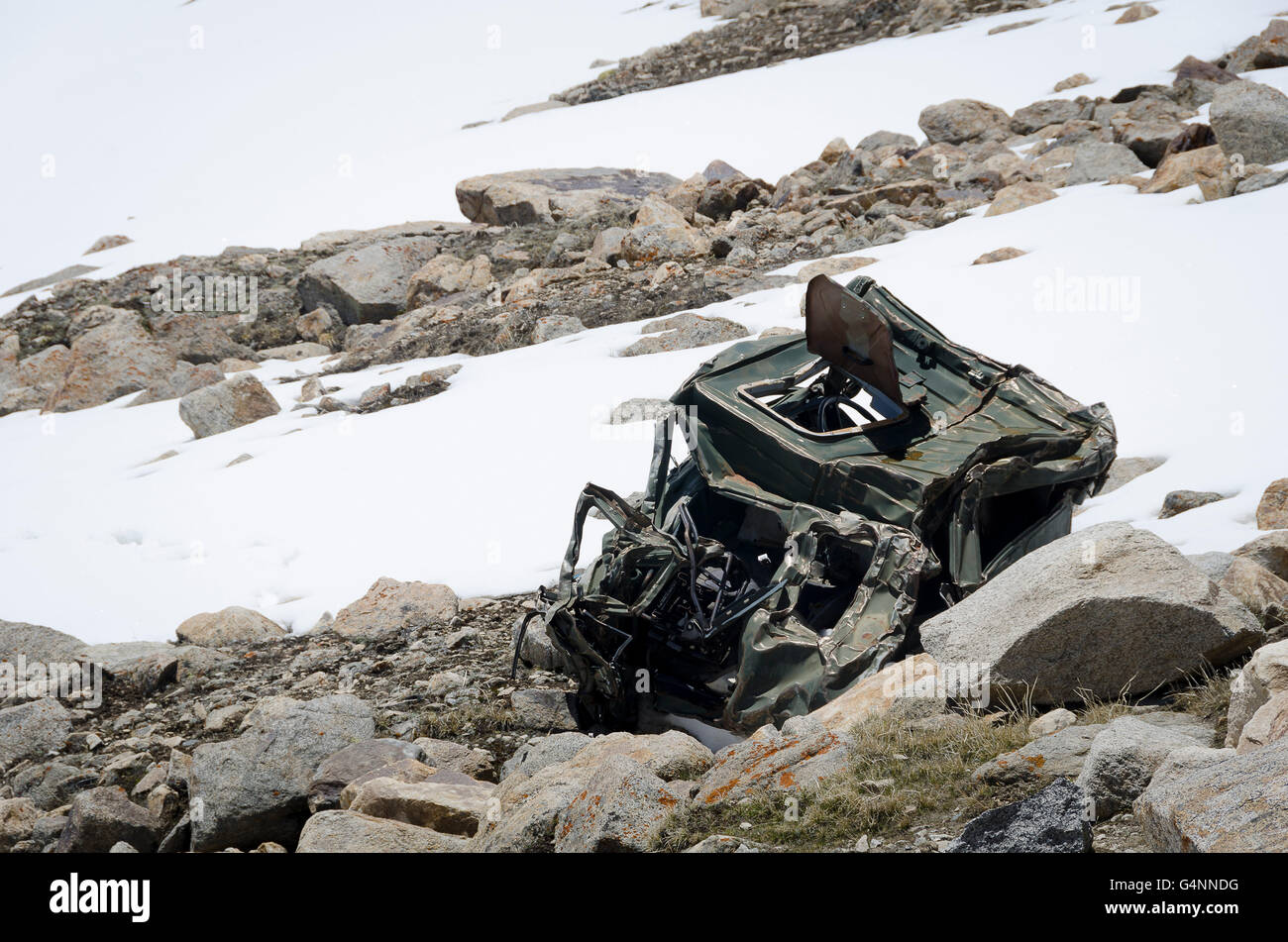 Damaged truck, Khardungla Pass road, near Leh, Ladakh, Jammu and Kashmir, India. Stock Photo