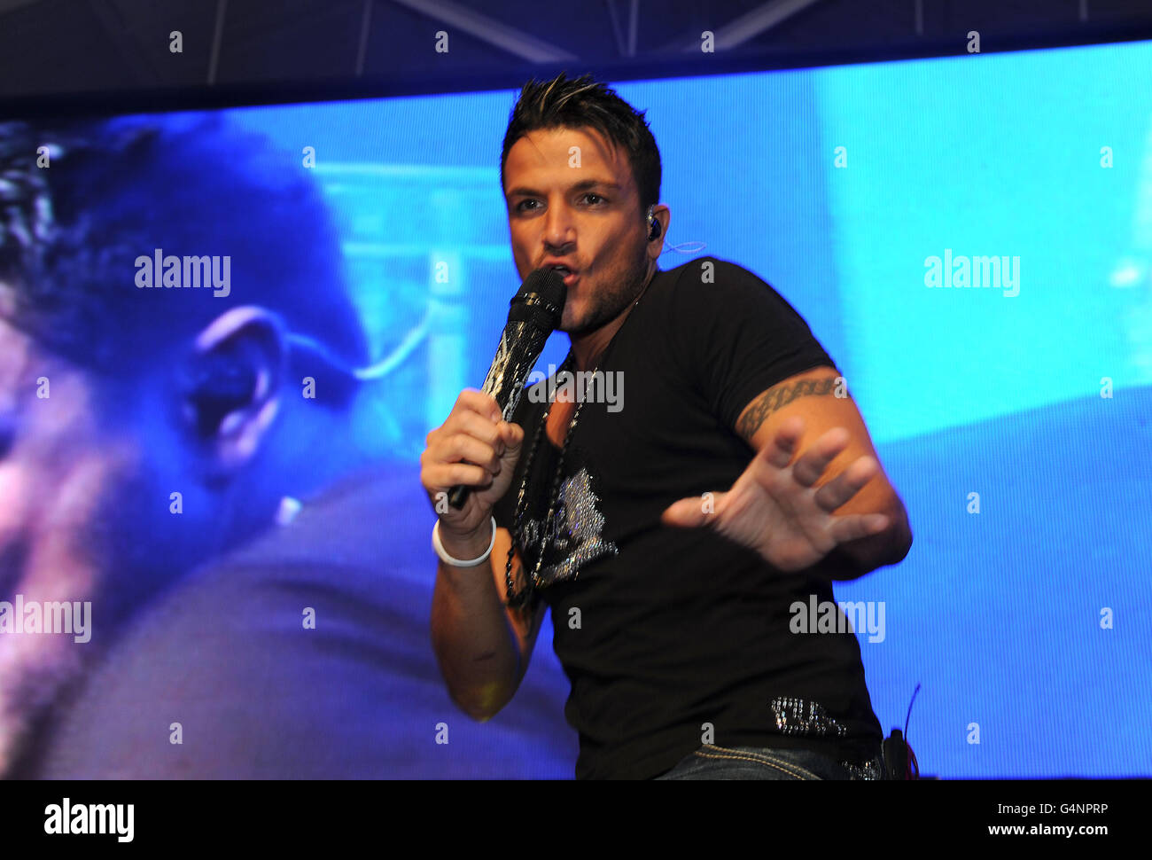 Warrington Christmas light switch on. Peter Andre performs on stage at