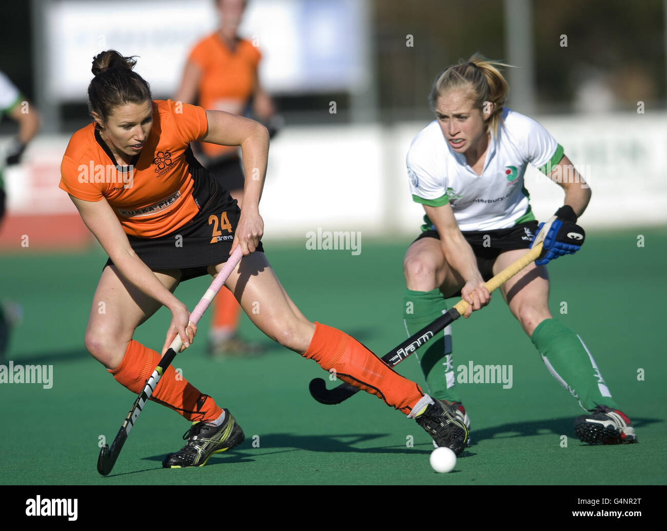Leicester's Anne Panter gets the ball in front of Canterbury's Natalie Seymour during their Investec Women's Premier Division match at Polo Farm. Stock Photo