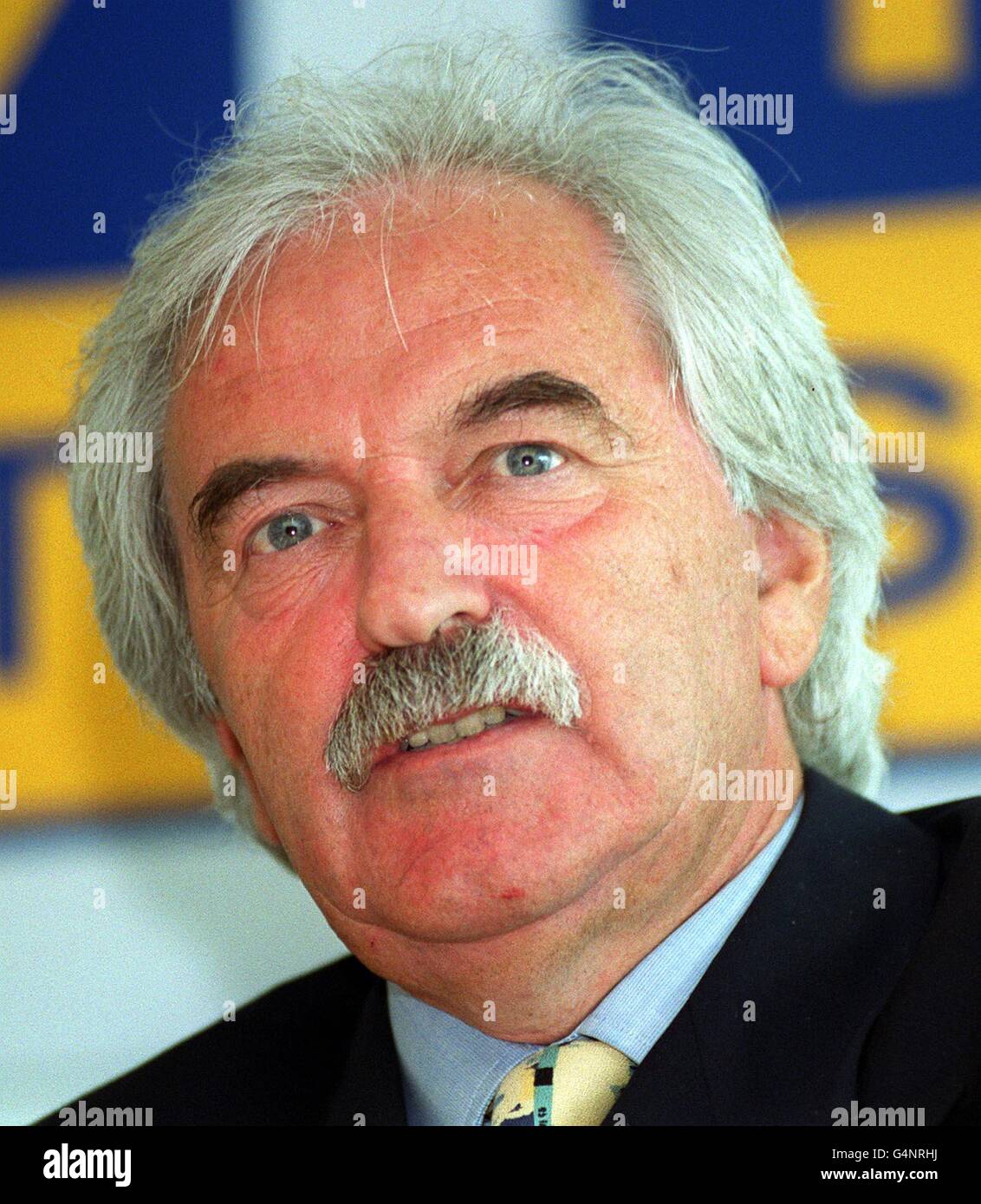 Bbc sports anchorman des lynam news conference in london hires stock