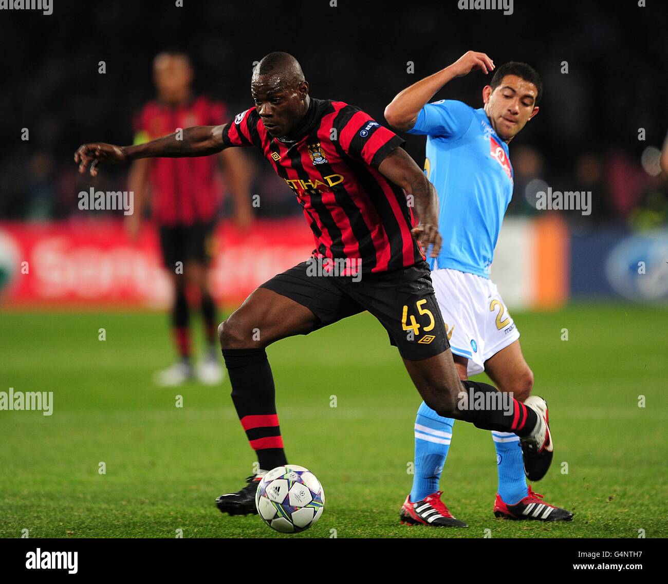 Soccer - UEFA Champions League - Group A - Napoli v Manchester City - Stadio San Paolo. Napoli's Walter Gargano (right) and Manchester City's Mario Balotelli (left) battle for the ball Stock Photo