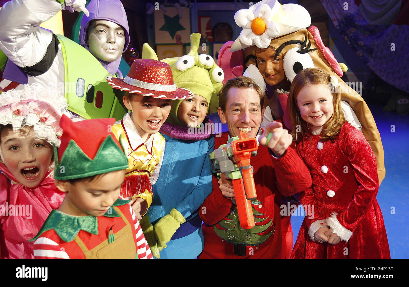 Broadcaster Ryan Tubridy and children on the set of this years Late Late Toy show Stock Photo Alamy