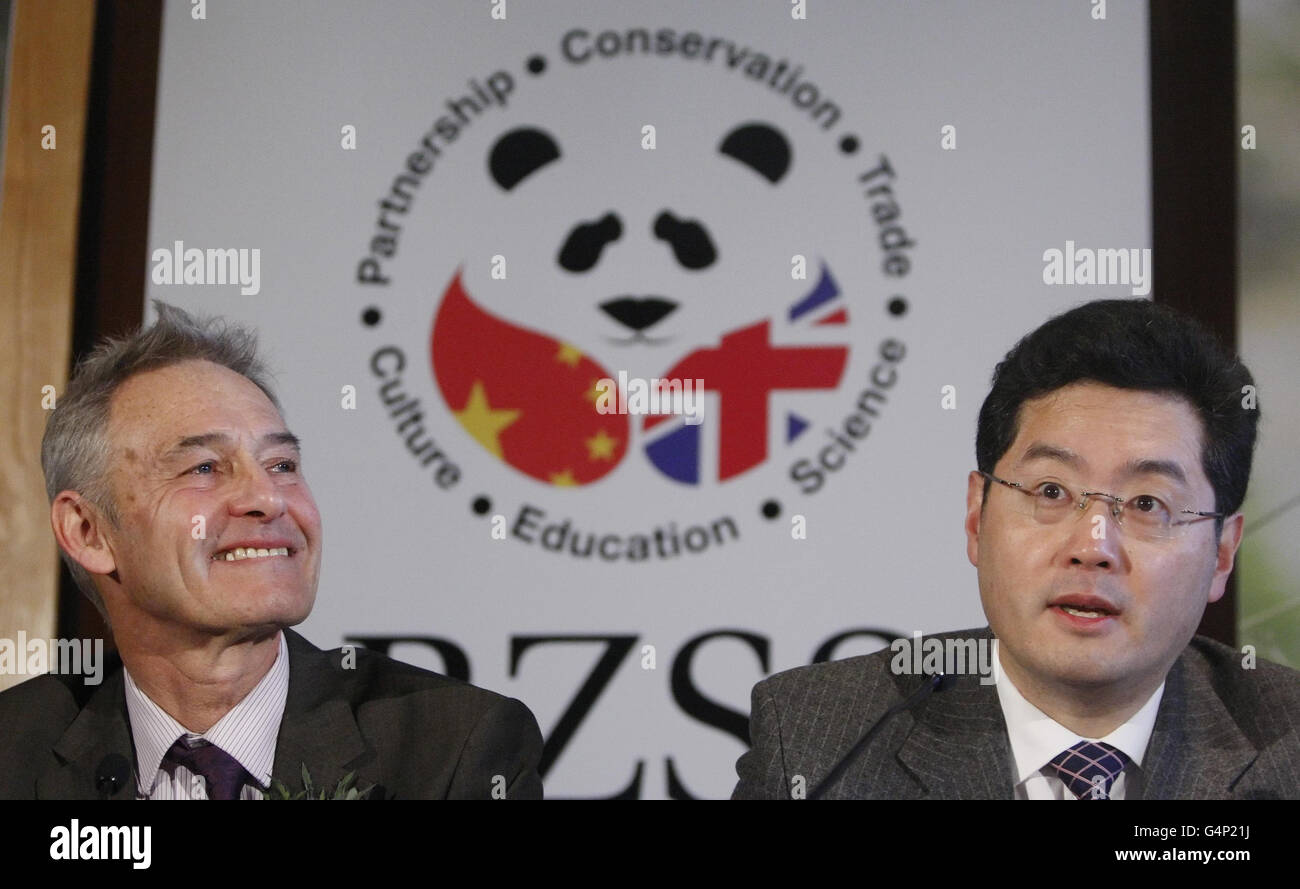 Hugh Roberts (left) Chief Executive Royal Zoological Society of Scotland and Qin Gang, Charge d'Affaires People's Republic of China during a press conference at Edinburgh Zoo, following the arrival of pandas Tian Tian and Yang Guang. Stock Photo