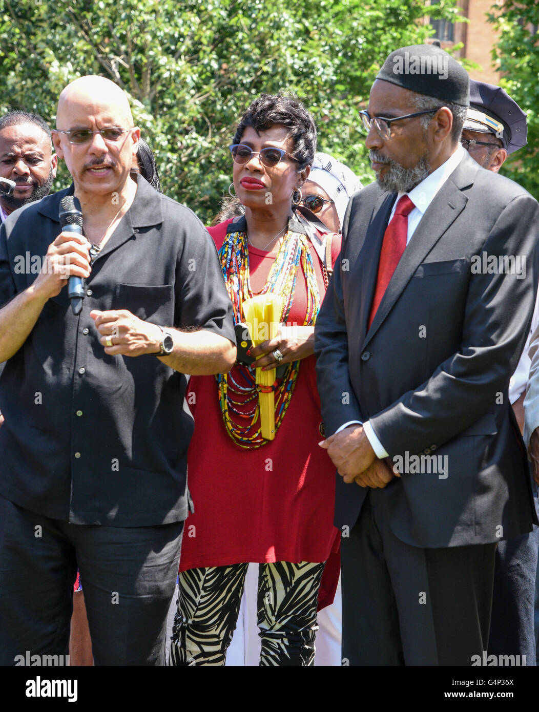 Philadelphia, Pennsylvania, USA. 18th June, 2016. State Senator VINCENT HUGHES speaking at the Juneteenth Celebration in Philadelphia Pa as his wife actress SHERYL LEE RALPH and KENNY GAMBLE look on, Juneteenth is the oldest known celebration commemorating the ending of slavery in the United States © Ricky Fitchett/ZUMA Wire/Alamy Live News Stock Photo