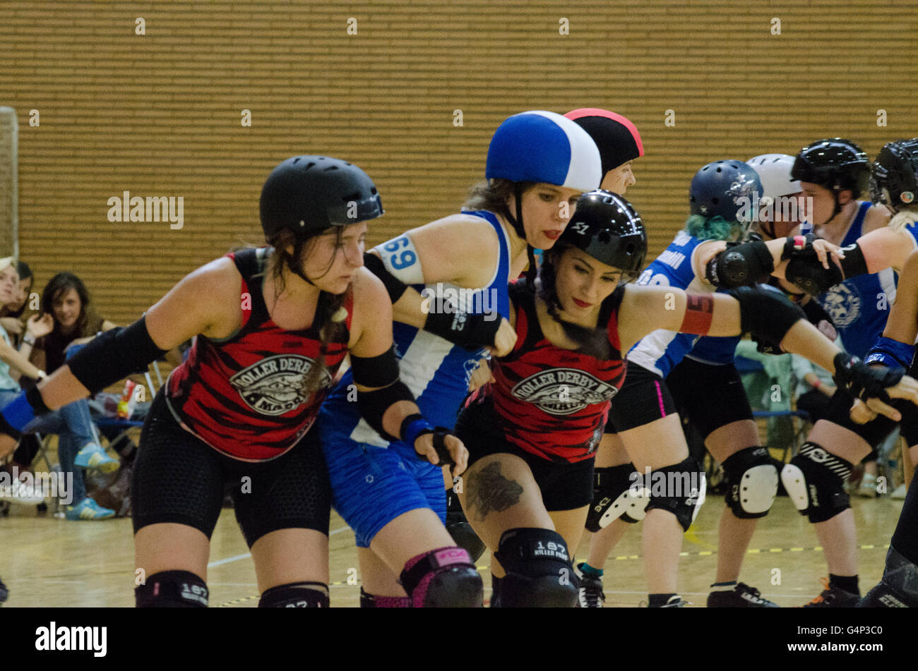 Madrid, Spain. 18th June, 2016. Players of Roller Derby Madrid A blocking  the pivot of Paris Rollergirls, #69 Race Kelly. Credit: Valentin  Sama-Rojo/Alamy Live News Stock Photo - Alamy