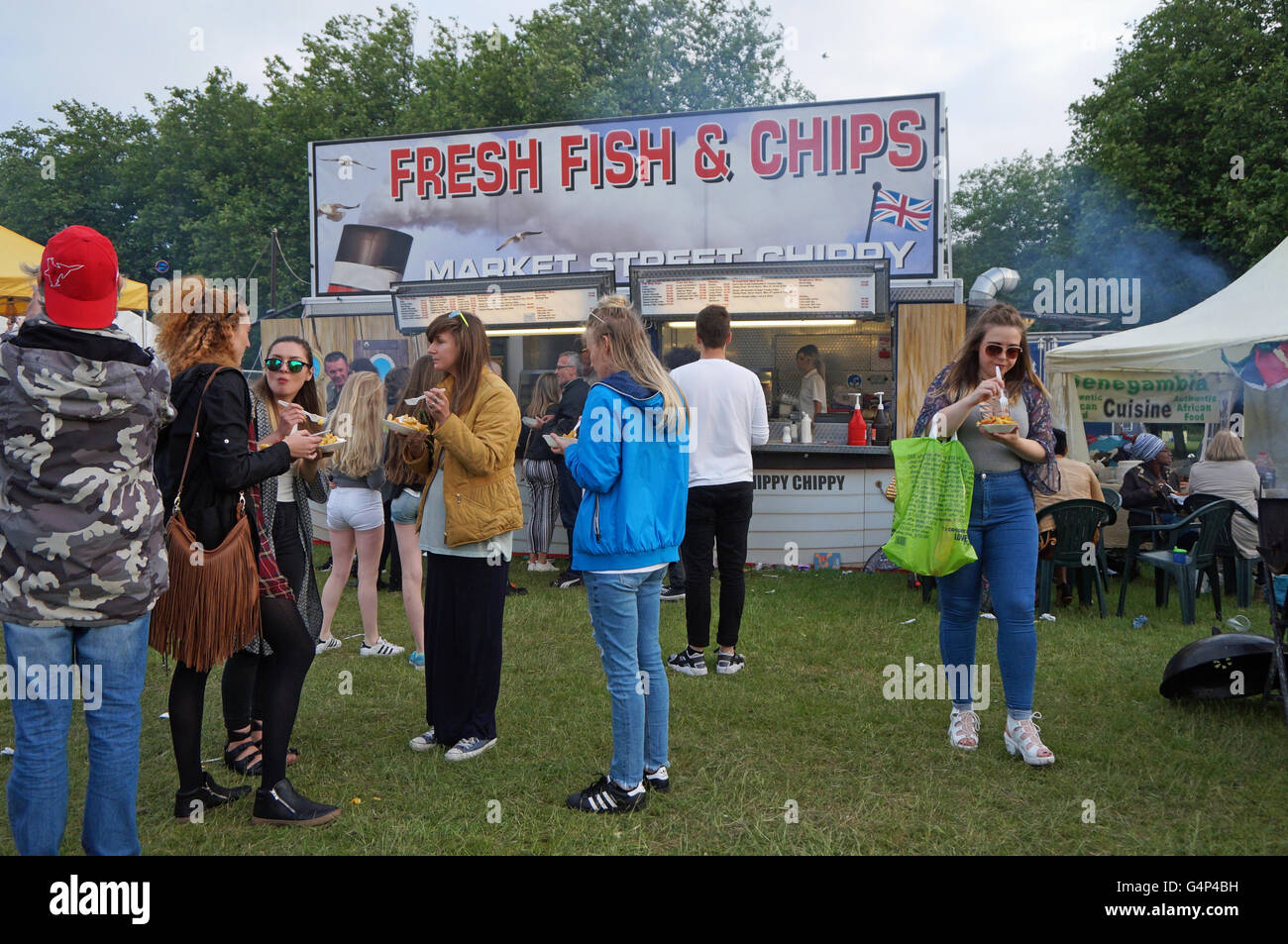 Liverpool, UK. 18th June, 2016. Africa Oye, Uk's largest and free African and Caribbean music festival,entertains thousands of festival goers at Sefton Park on Saturday afternoon and evening on June 18, 2016. There were plenty of food, craft and clothes stalls plus a fun fair for all to enjoy. Credit:  Pak Hung Chan/Alamy Live News Stock Photo
