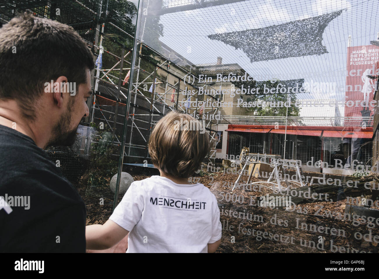 Berlin, Berlin, Germany. 18th June, 2016. Spectators in front of the installation of the project. The political art group 'Center for Political Beauty' (Zentrum fÃ¼r Politische SchÃ¶nheit, ZPS) sets up Roman-style arena for refugees to be devoured by tigers in outside the Maxim Gorki theater in Berlin. © Jan Scheunert/ZUMA Wire/Alamy Live News Stock Photo