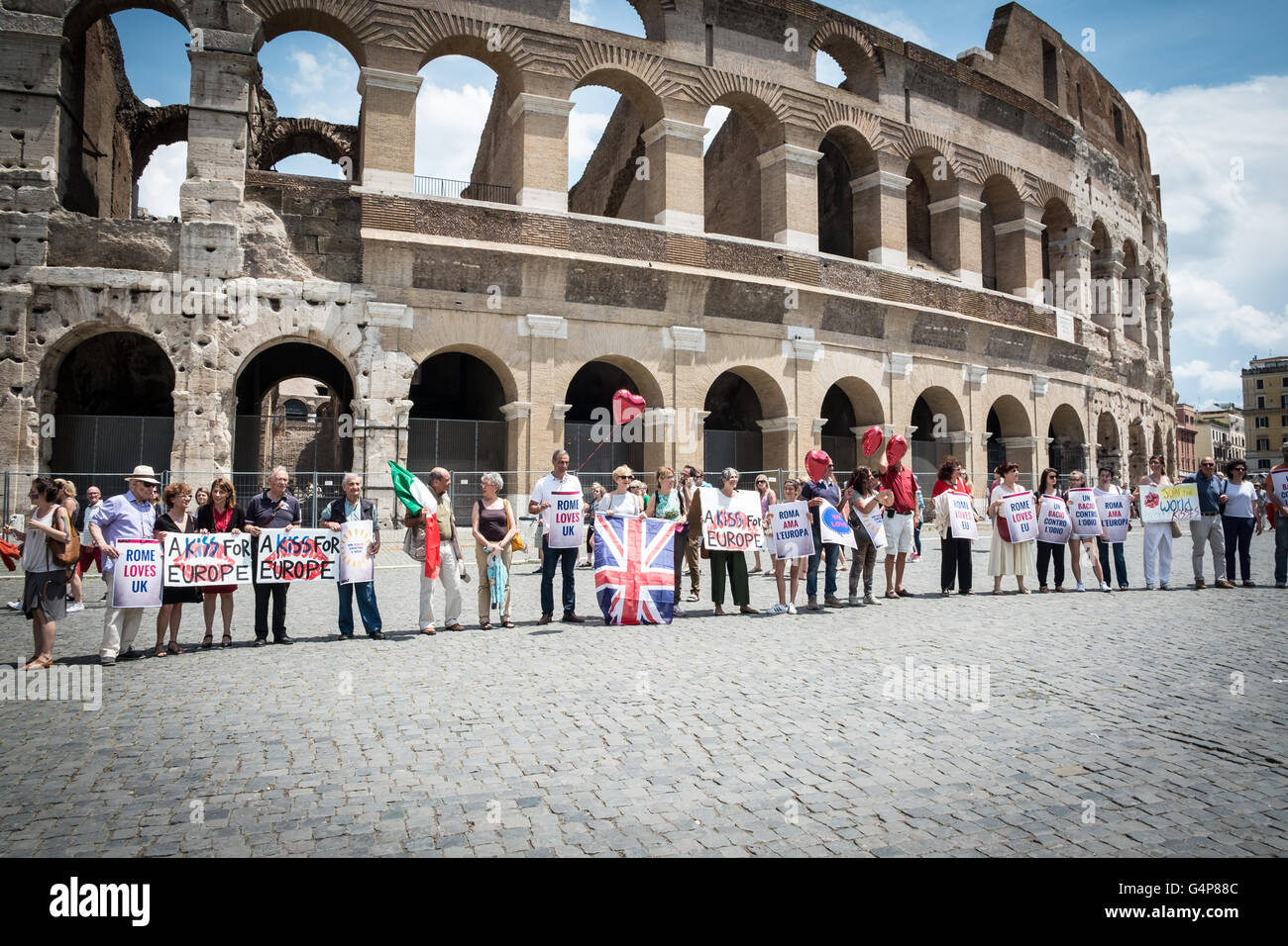 Rome, Italy. 19th June, 2016. Hundreds of people gathered Europeans will find Sunday in Rome, and simultaneously in Paris, Berlin and London, to try to break the record of the day World chain Bac“ more 'longest in the world and send 'a signal day love to Great Britain 'ahead of the referendum of 23 June, as we approach the referendum on staying or output of Britain by the European Union, the event launched by Avaaz global Citizens movement, wants to solicit' the debate in Europe and Britain to a more approach 'positive, as opposed to fears and divisions ', Credit:  Andrea Ronchini/Alamy Live N Stock Photo