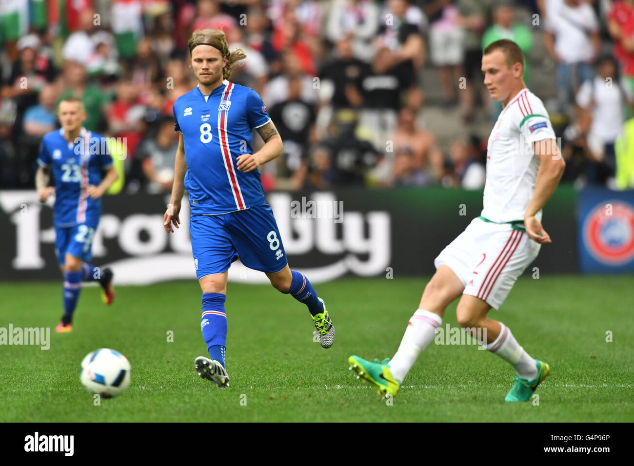Marseille, France. 18th June, 2016. Birkir Bjarnason (C) of Iceland and Adam Lang (R) of Hungary challenge for the ball during the Uefa Euro 2016 Group F soccer match between Iceland and Hungary at the Stade Velodrome in Marseille, France, June 18, 2016. Photo: Federico Gambarini/dpa/Alamy Live News Stock Photo