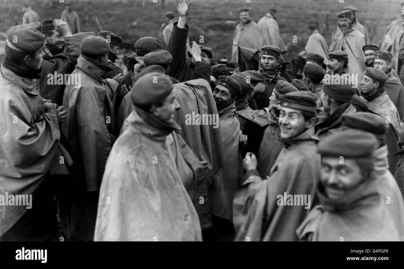 GERMAN PRISONERS BEING GIVEN CIGARETTES c1918 Stock Photo Alamy