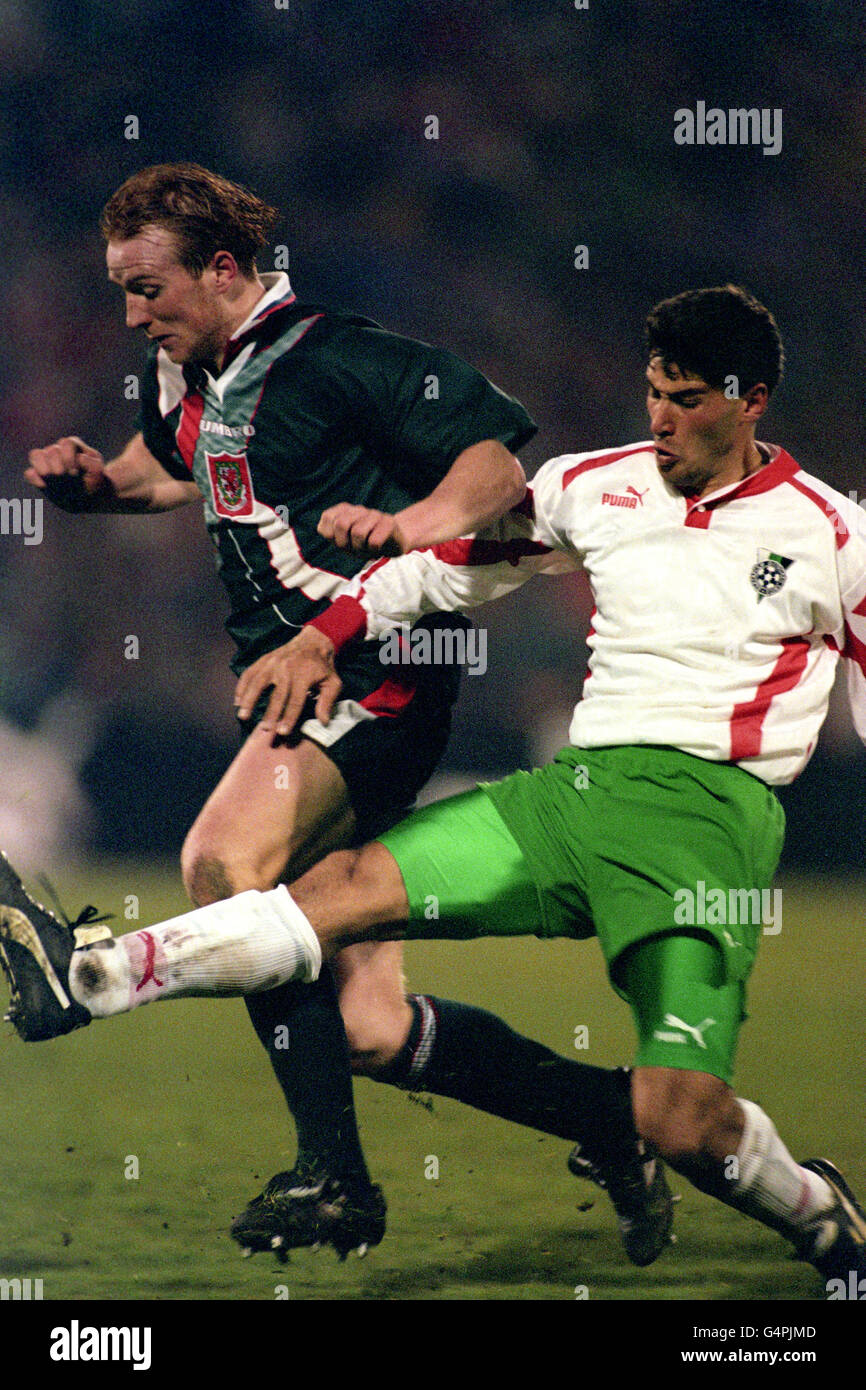 Soccer - European Championships Qualifier - Bulgaria v Wales - Levski Stadium, Sofia. John Hartson (making his debut for Wales) tries to get away from Bugaria's Trifon Ivanov (r) Stock Photo
