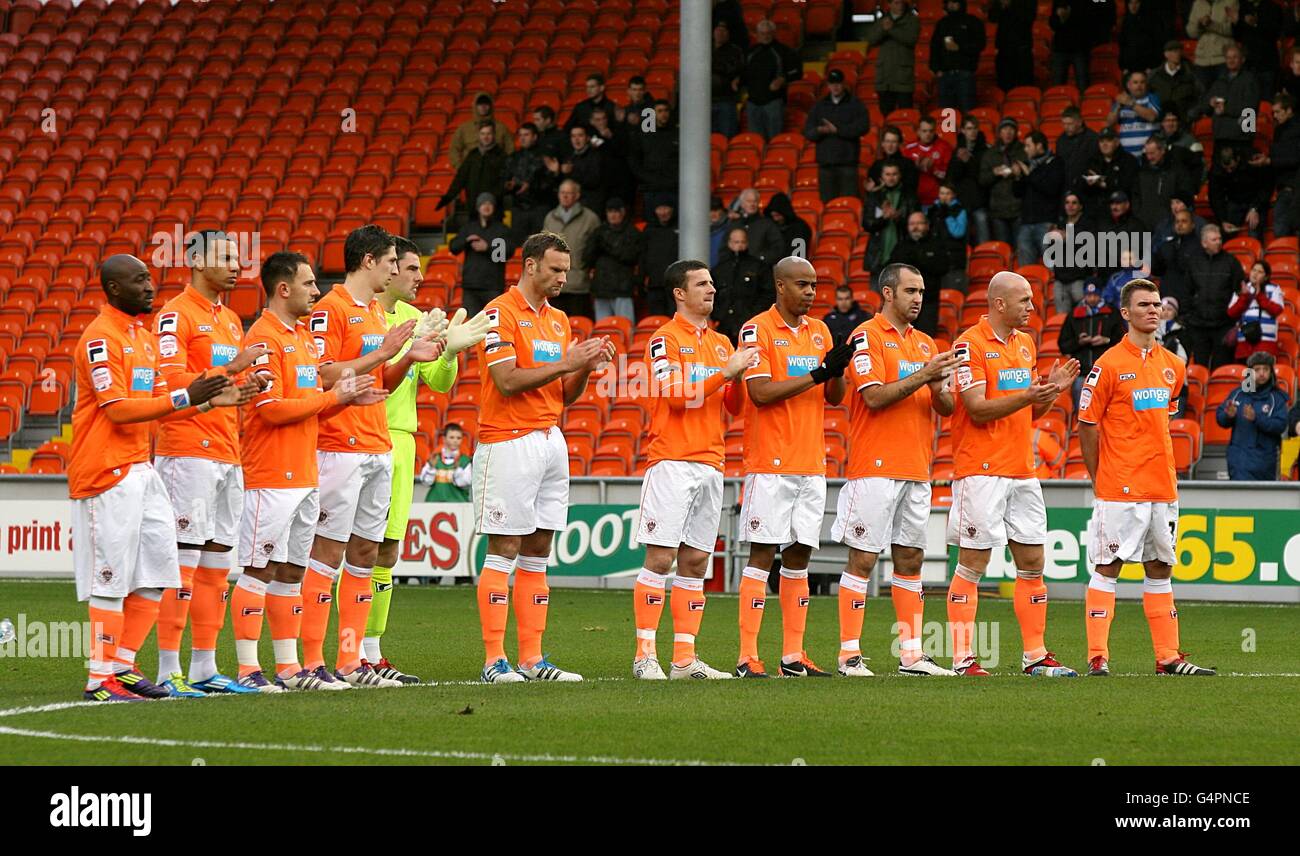 Blackpool players show their respects during the minute's applause in honour of the late Wales manager Gary Speed Stock Photo