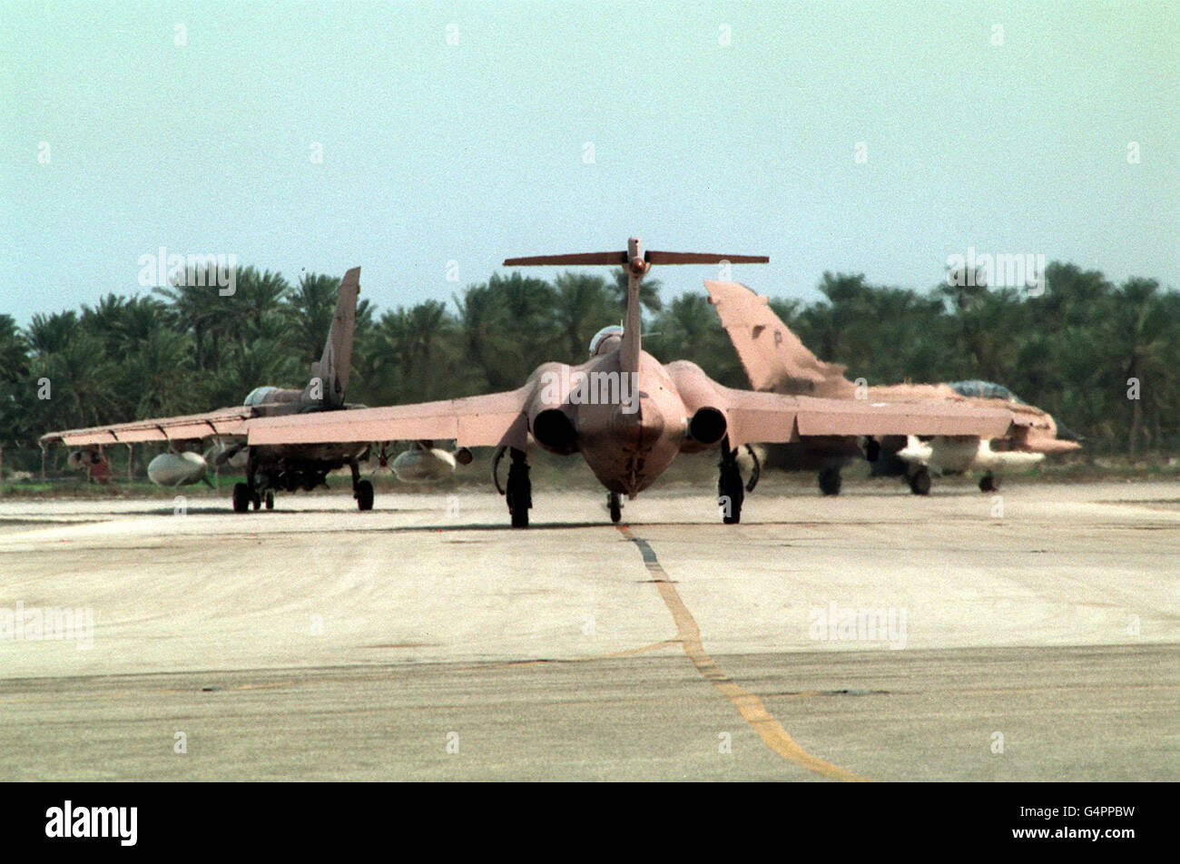 A Buccaneer (center) and two Tornados prepare to take off for their first mission together in the Gulf. Picture dated February 1991. Stock Photo